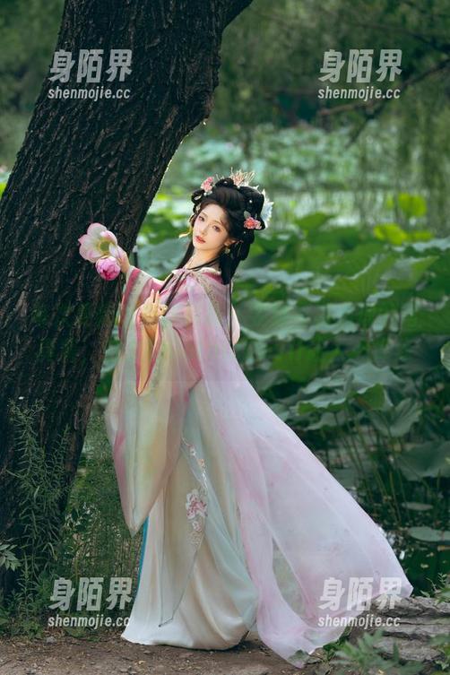每次更新都有新花样：雯妹不讲道理的写真集，这次的GothicDevil让人心痒痒