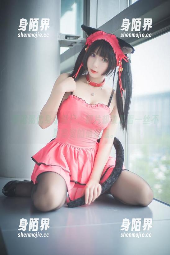 雯粥粥化身小僵尸，照片却散发着一丝不易察觉的俏皮感。