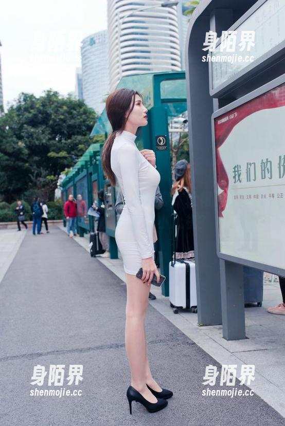魔镜街拍 - 图包里的婷婷，粉裙下的工作日常，多了点小心机？
