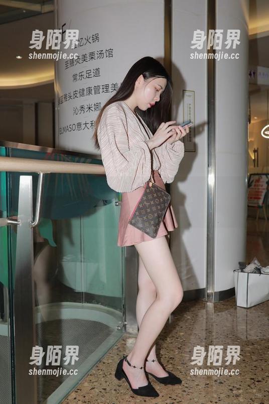 魔镜街拍：灰色紧身裙，这身材真值得一看吗？图集大揭秘。