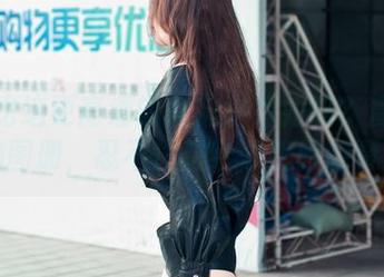 还有比这更高清的网袜小姐姐吗？魔镜街拍图册，忍不住想给个优雅的赞！