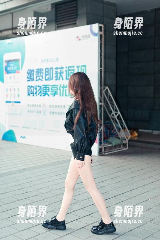 还有比这更高清的网袜小姐姐吗？魔镜街拍图册，忍不住想给个优雅的赞！